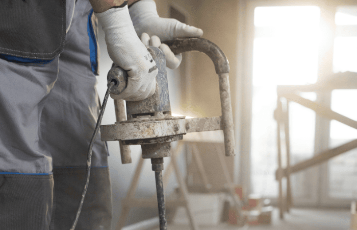 maçon en train de travailler à pau